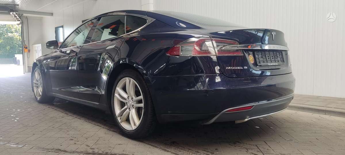 Tesla Model S, sedanas