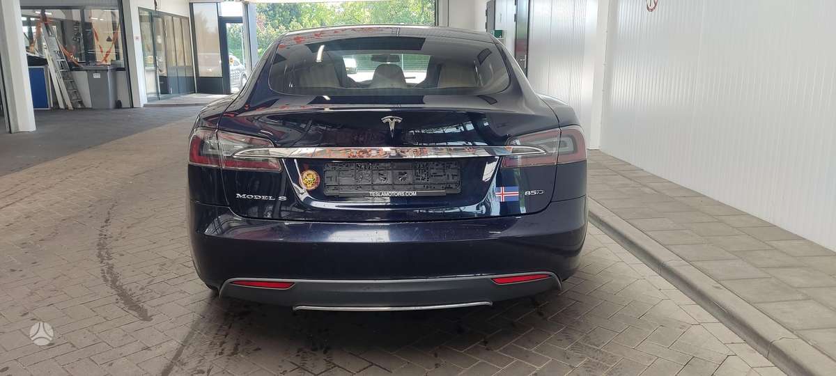 Tesla Model S, Седан