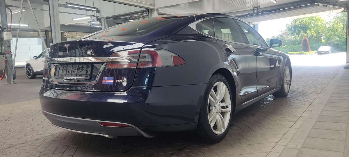 Tesla Model S, sedanas