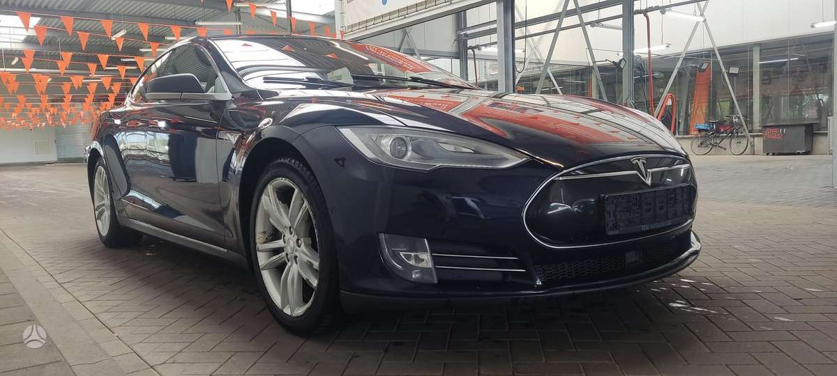 Tesla Model S, sedanas