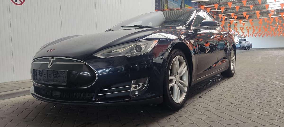 Tesla Model S, sedanas