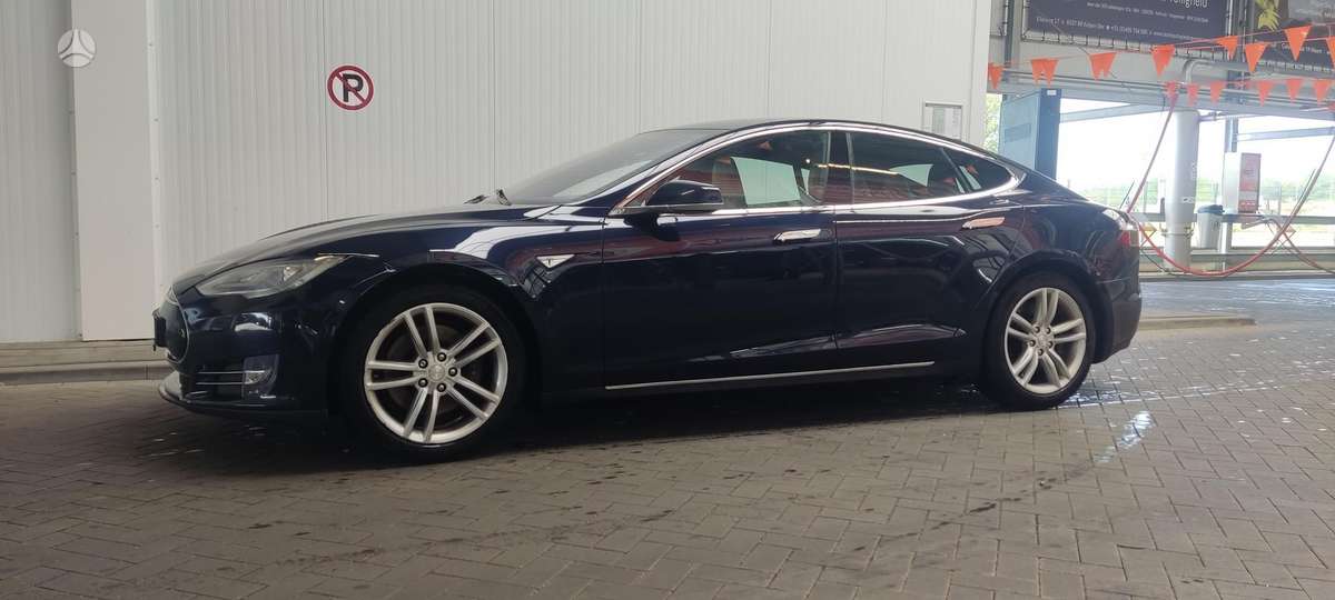 Tesla Model S, Седан