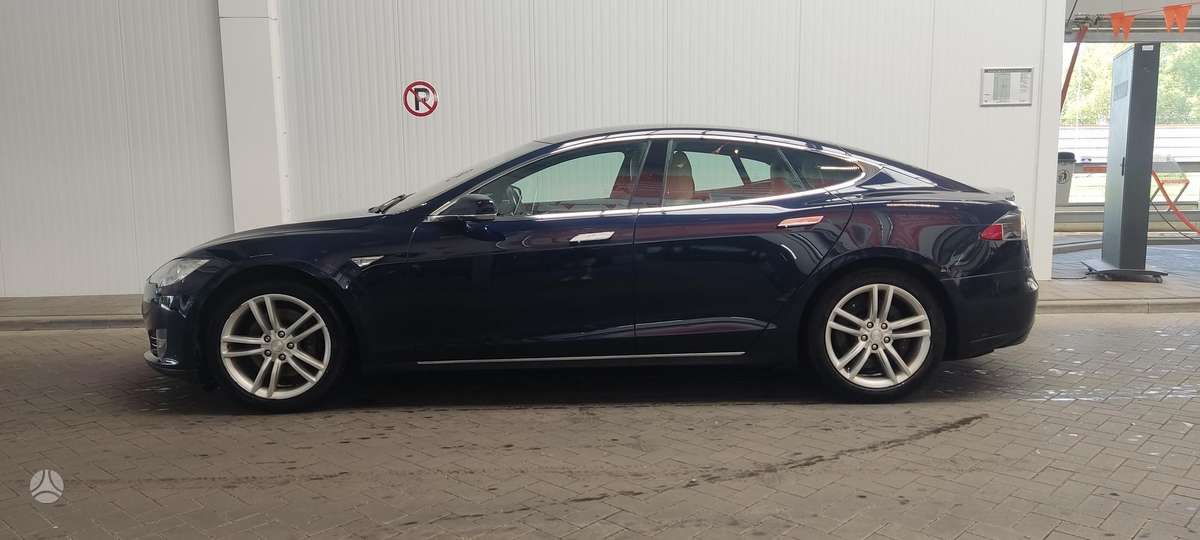 Tesla Model S, Седан