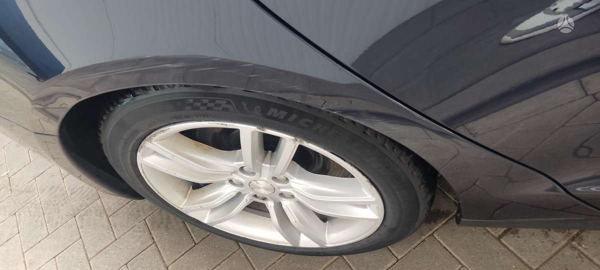 Tesla Model S, Седан