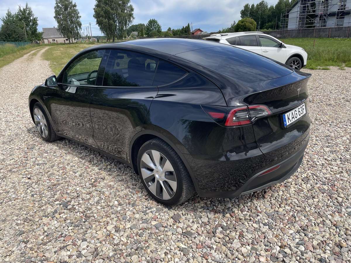 Tesla Model Y - 8