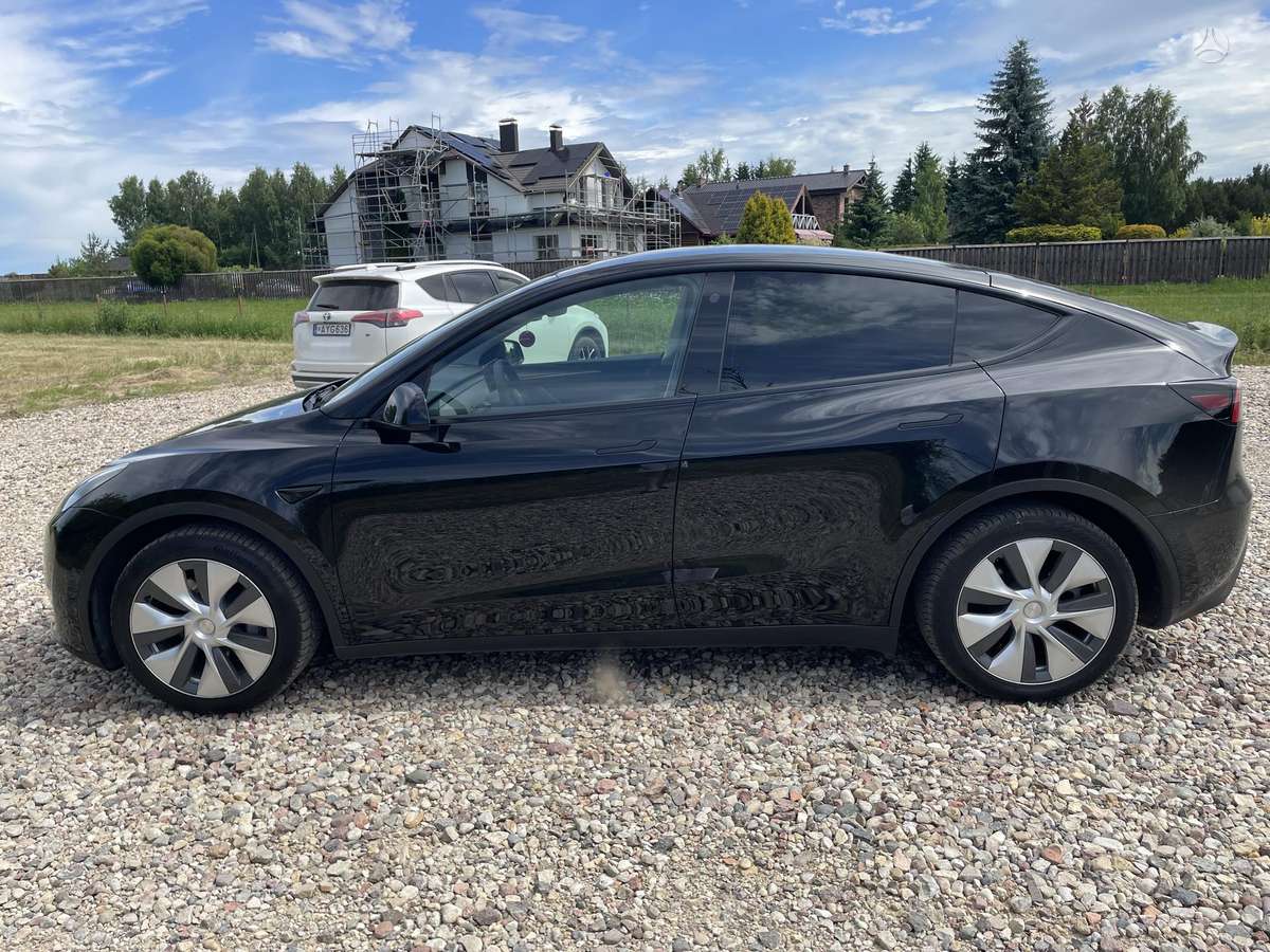 Tesla Model Y - 10