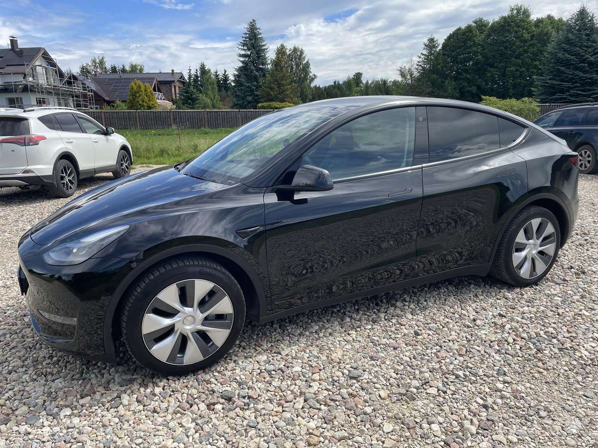 Tesla Model Y - 1