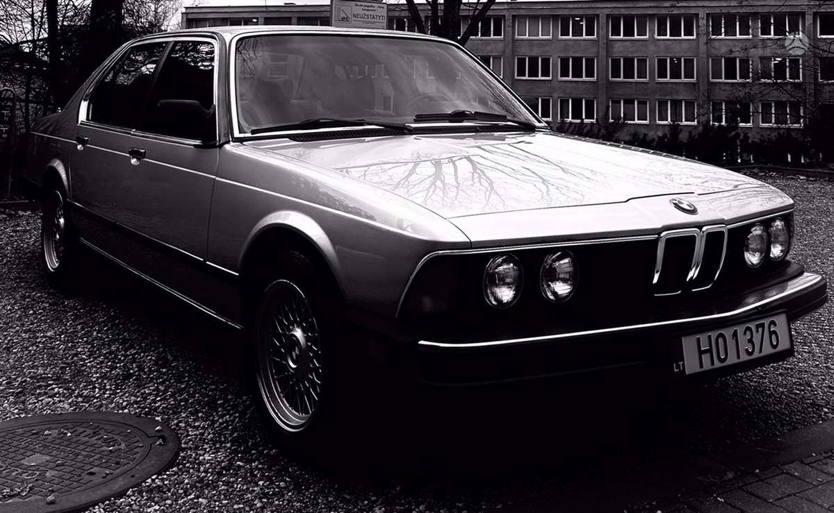 BMW 735, Седан