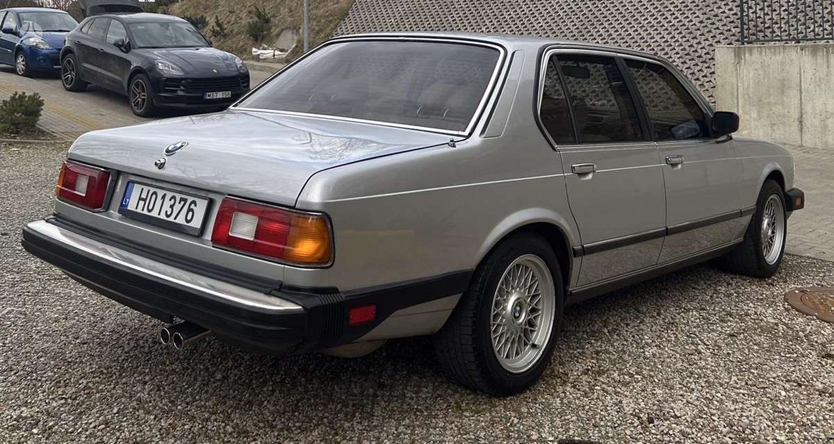 BMW 735, Седан
