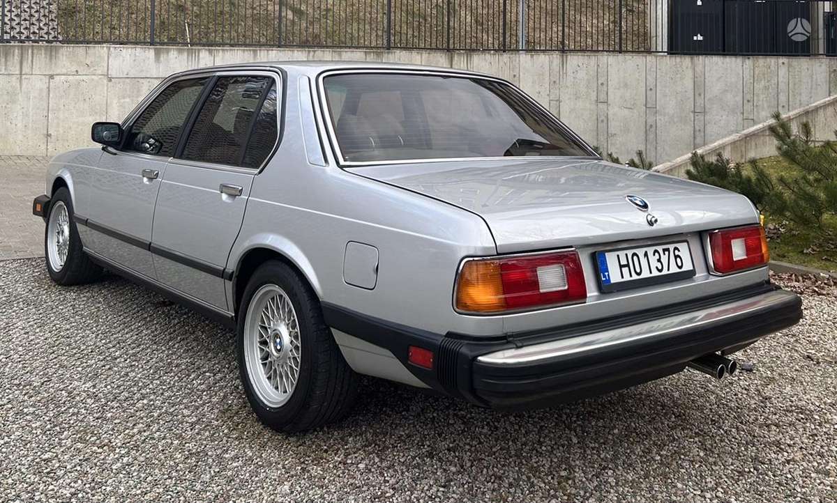 BMW 735, Седан