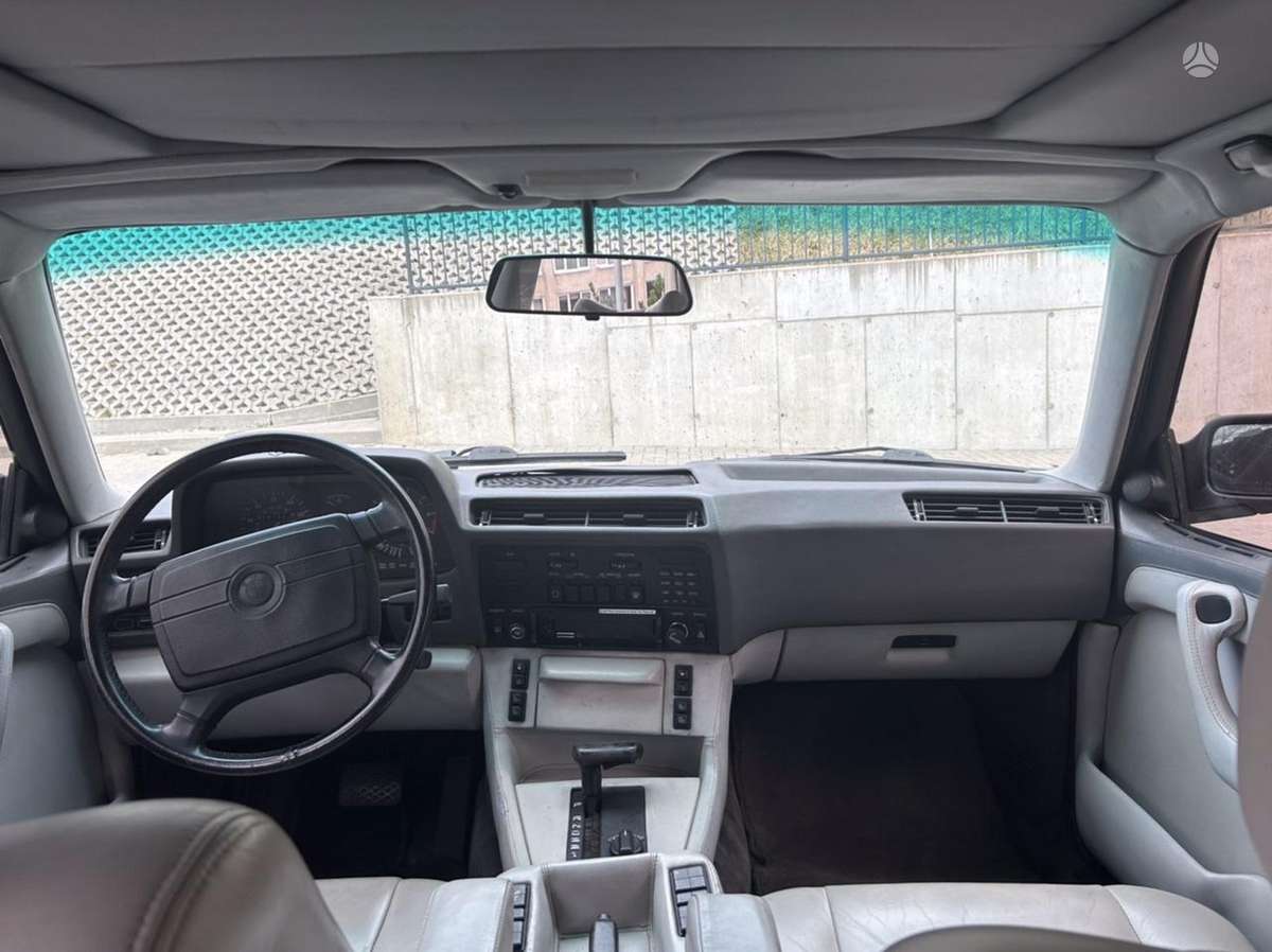BMW 735, Седан