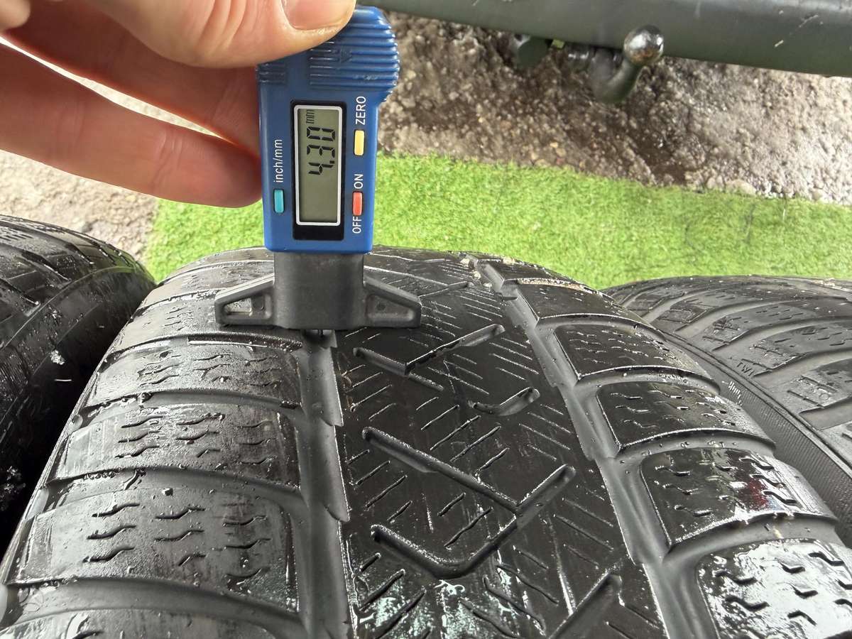 Pirelli 4/5mm, 2022m, всесезонные 225/60 R18