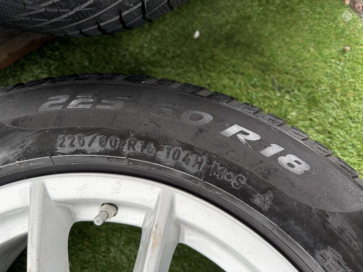 Pirelli 4/5mm, 2022m, всесезонные 225/60 R18
