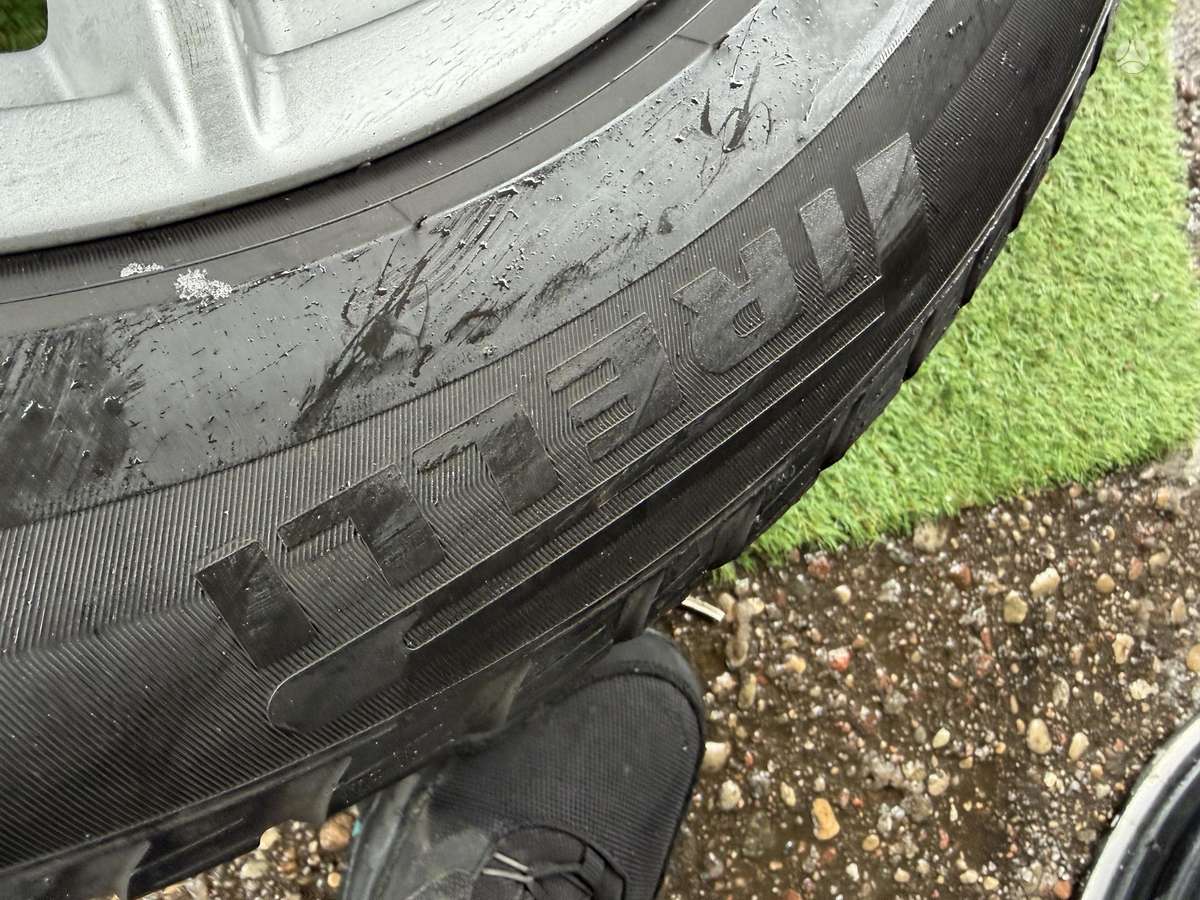 Pirelli 4/5mm, 2022m, всесезонные 225/60 R18