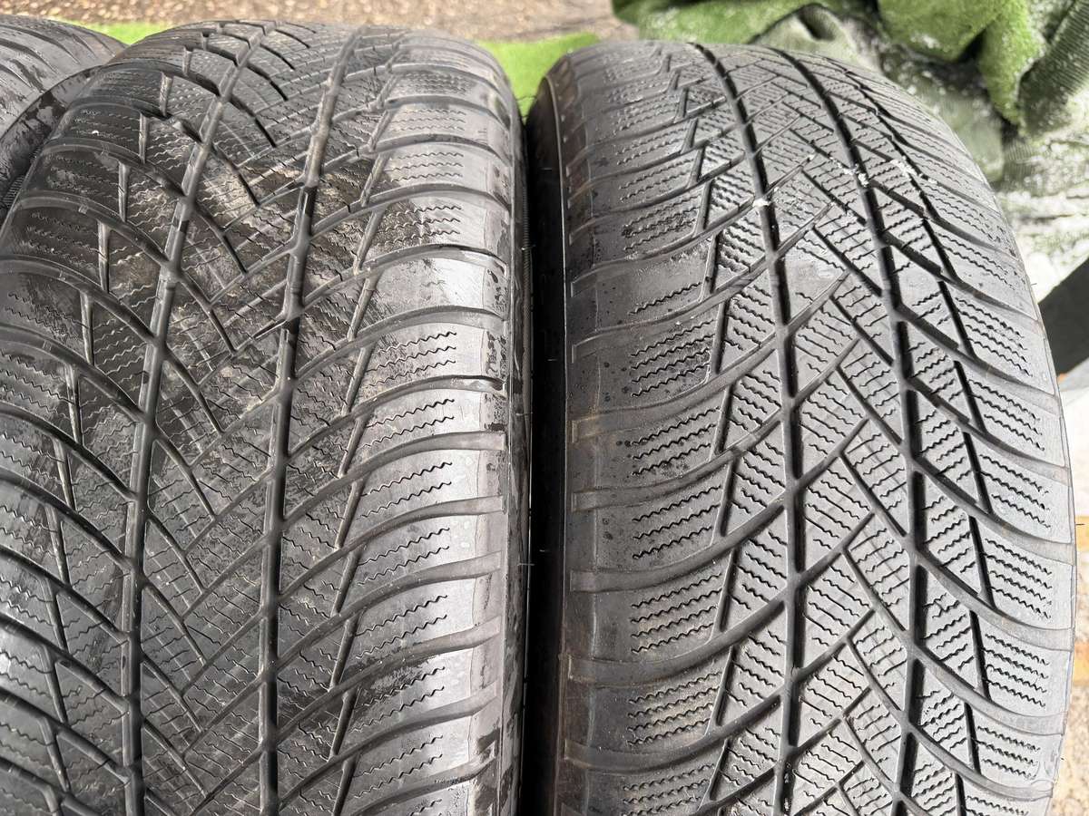 Bridgestone 4/5mm, 2019m, всесезонные 225/60 R17