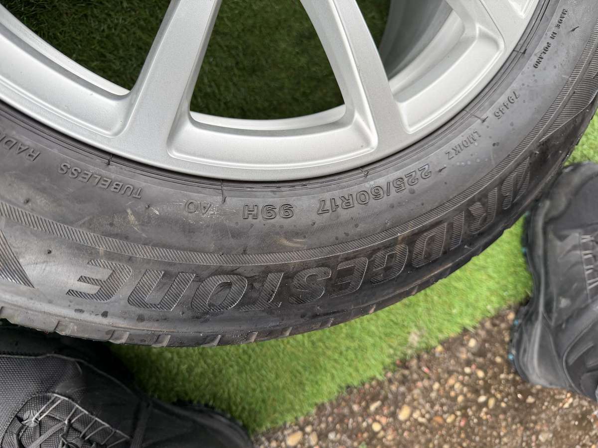 Bridgestone 4/5mm, 2019m, всесезонные 225/60 R17