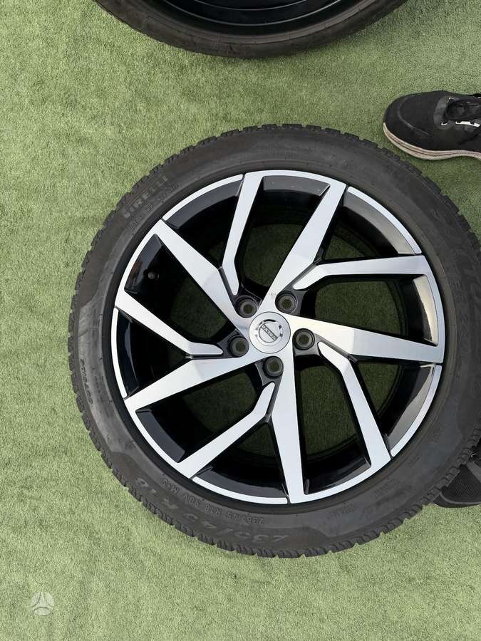 Pirelli 7mm,, universalios 235/45 R18