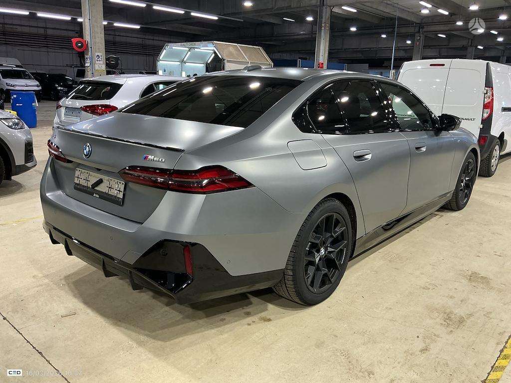 BMW i5, Седан