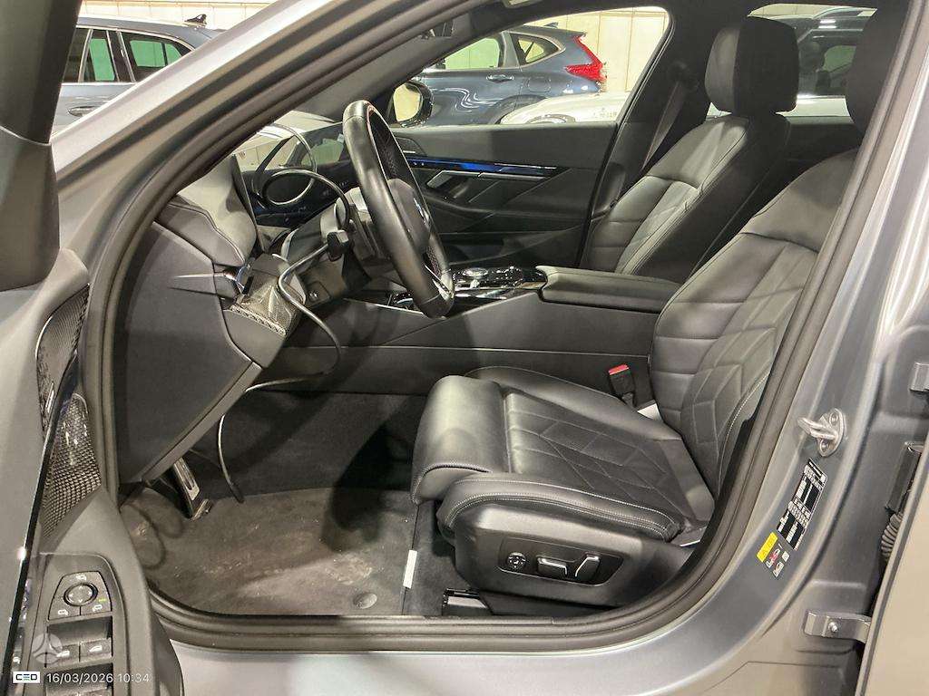 BMW i5, Седан