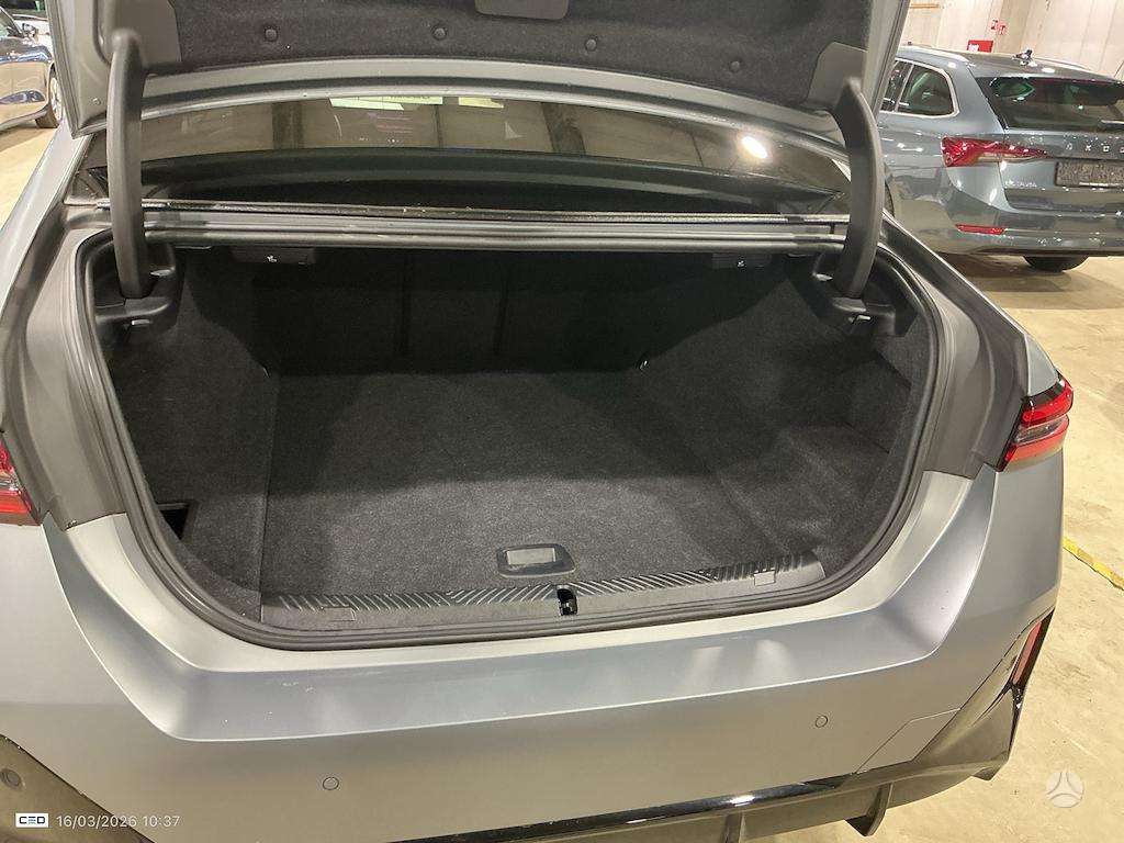 BMW i5, Седан
