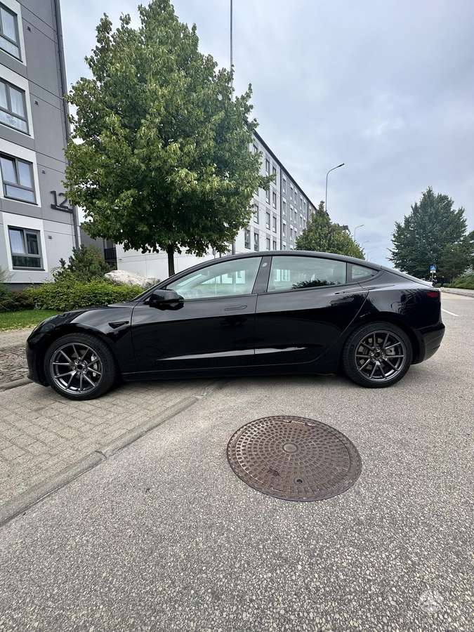 Tesla Model 3 - 8
