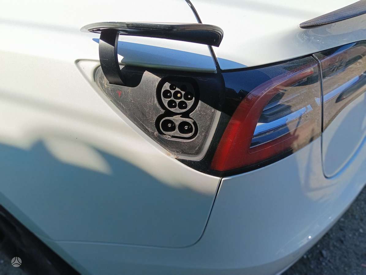 Tesla Model 3, 81 kWh, hatchback