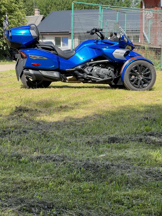 Can-Am Spyder 1330cc, triračiai