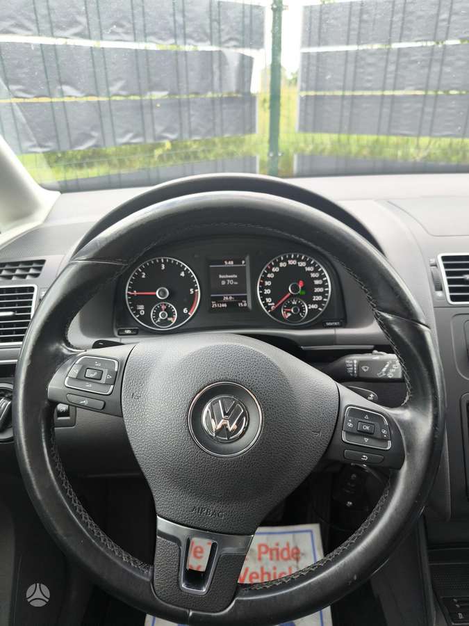 Volkswagen Touran - 11