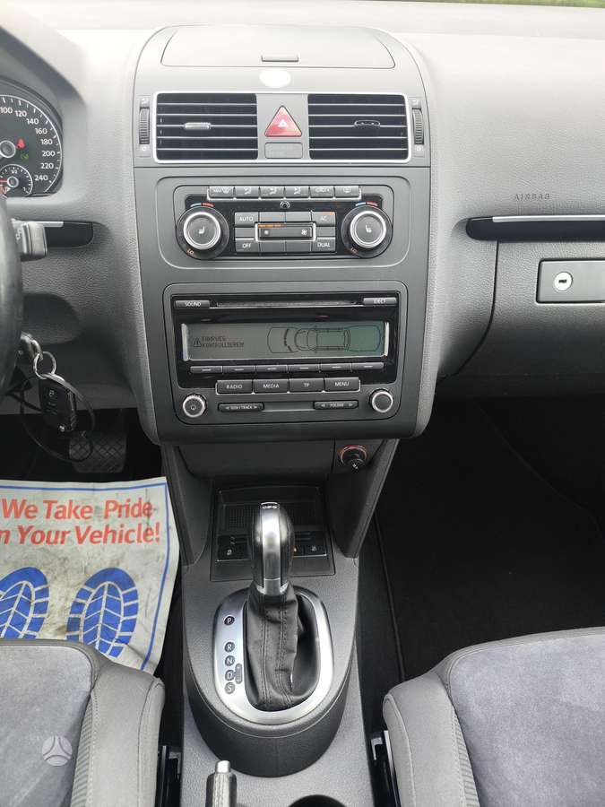 Volkswagen Touran - 12