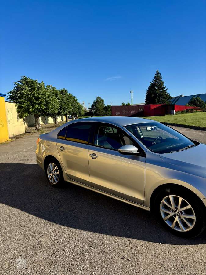 Volkswagen Jetta - 2