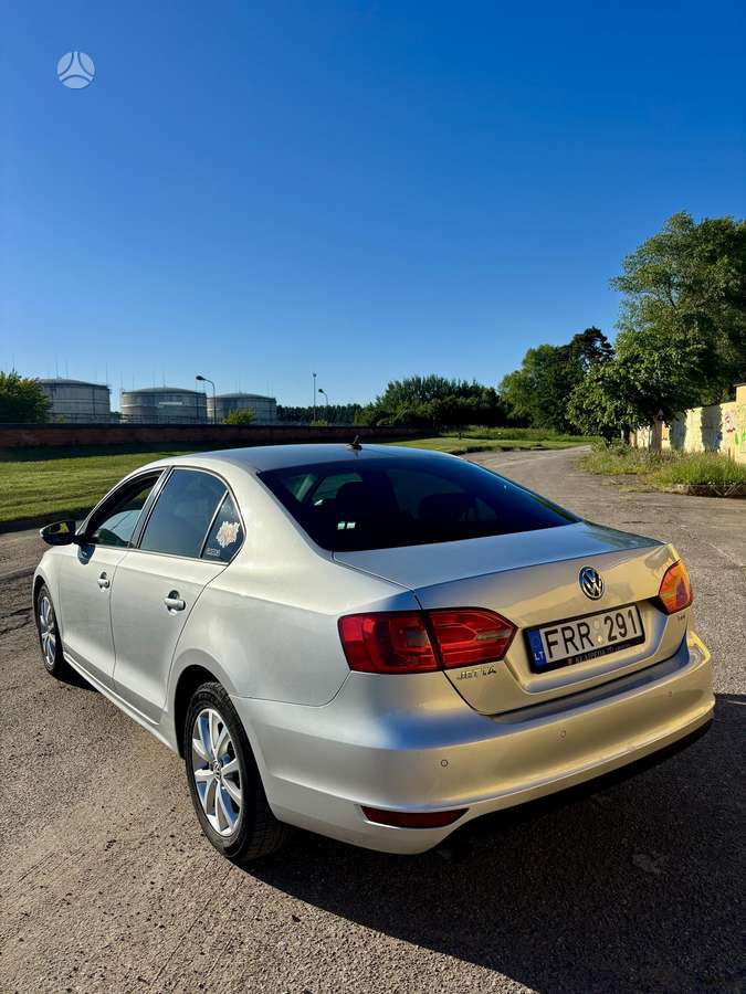 Volkswagen Jetta - 4
