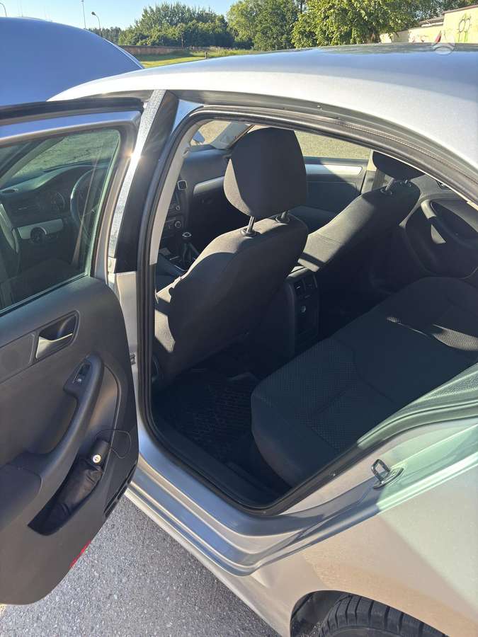 Volkswagen Jetta - 11