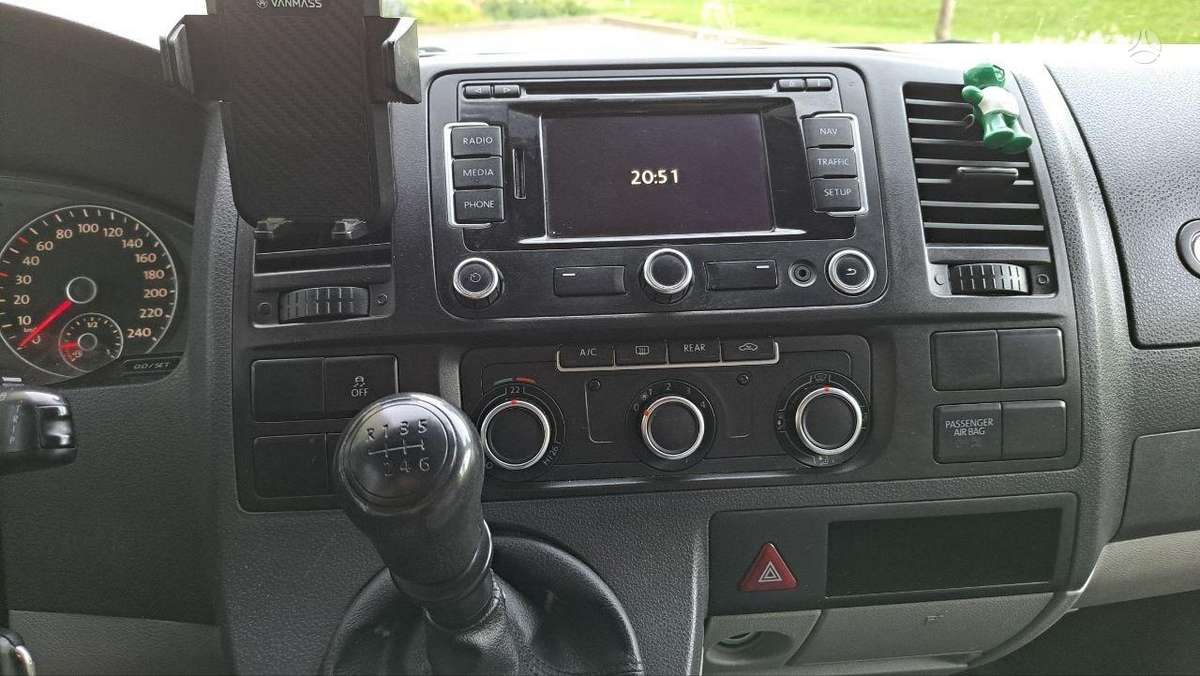 Volkswagen Caravelle - 11