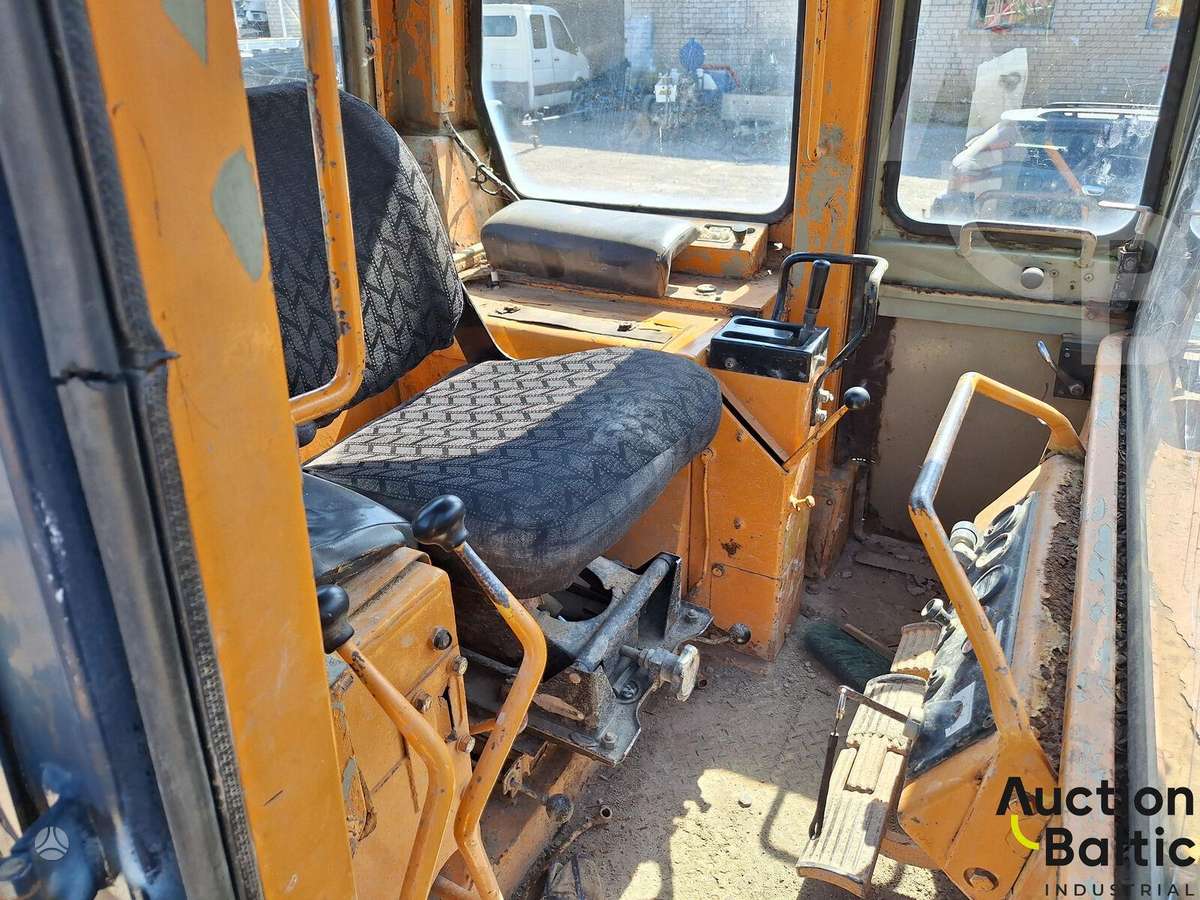 Komatsu D57S-1, frontal loader
