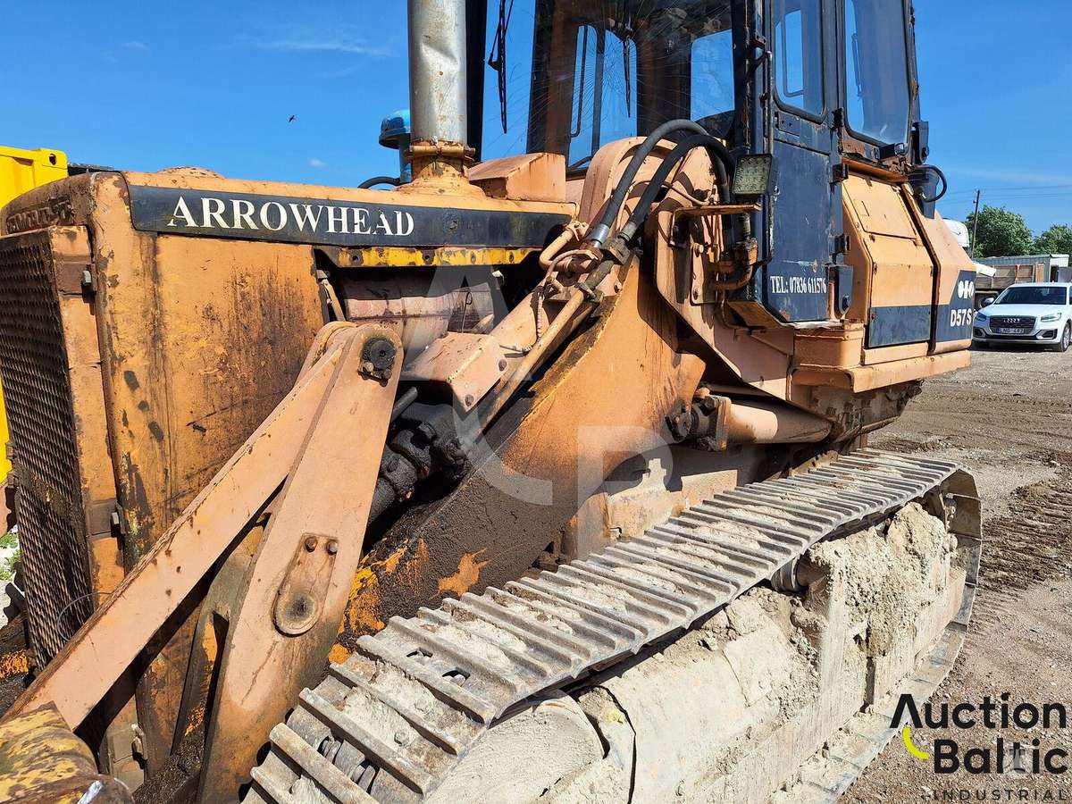 Komatsu D57S-1, frontal loader