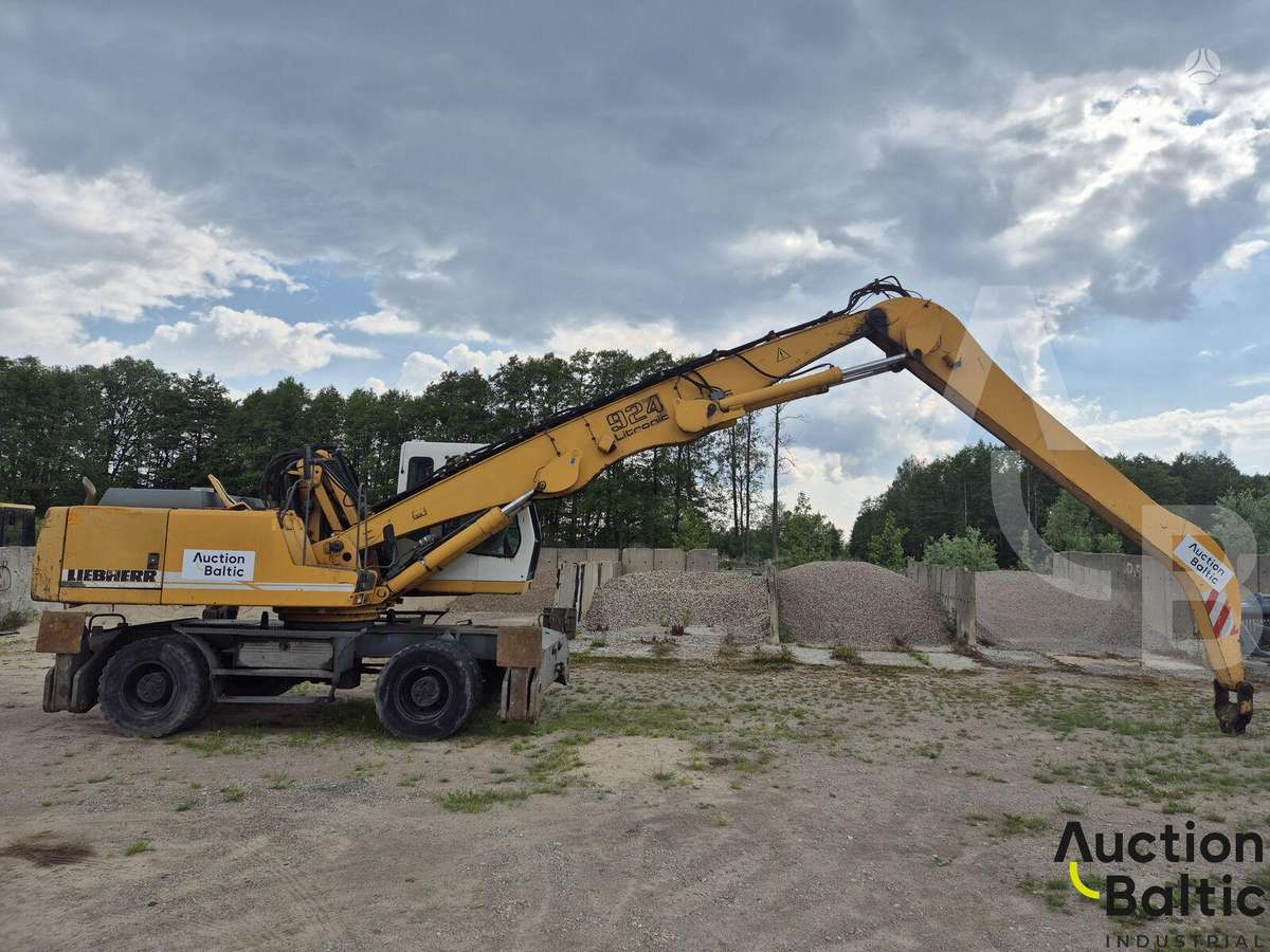 Liebherr 924, excavator