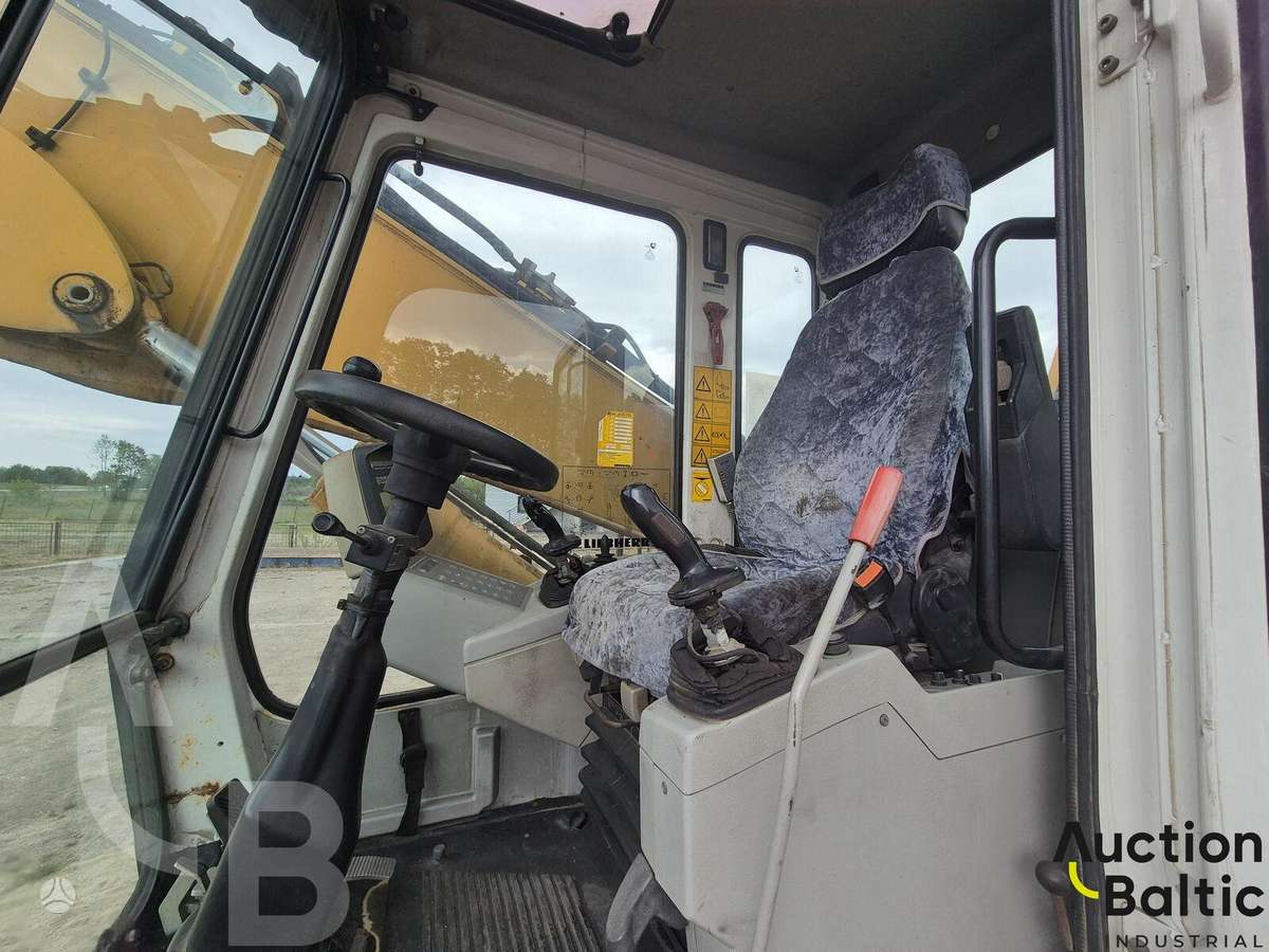 Liebherr 924, excavator
