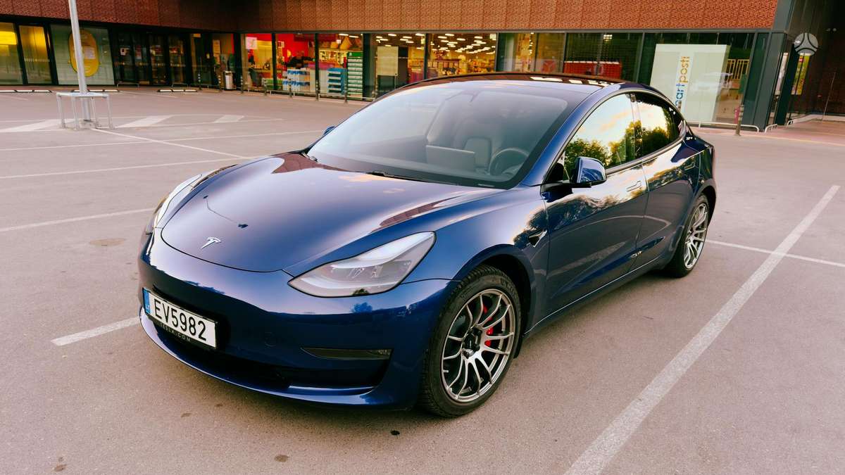Tesla Model 3, Седан