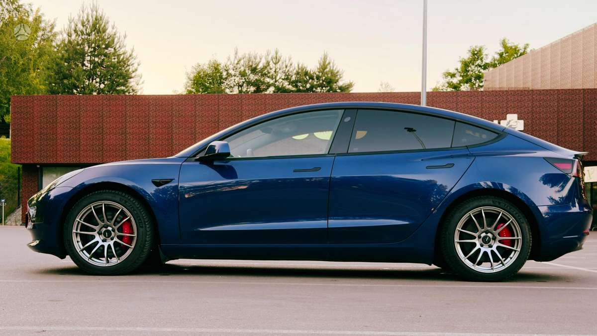 Tesla Model 3, sedanas