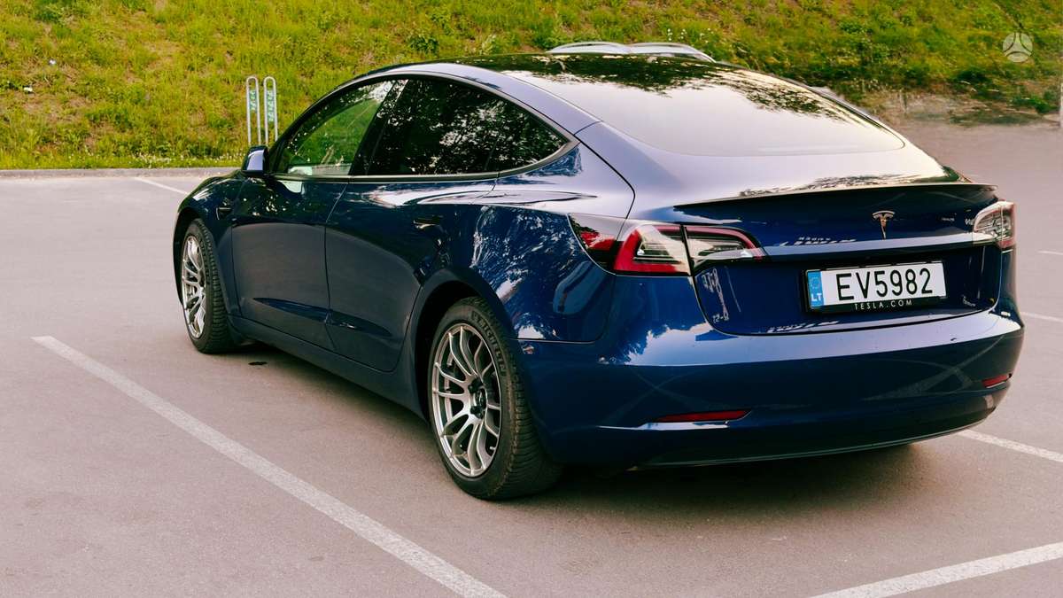 Tesla Model 3, sedanas