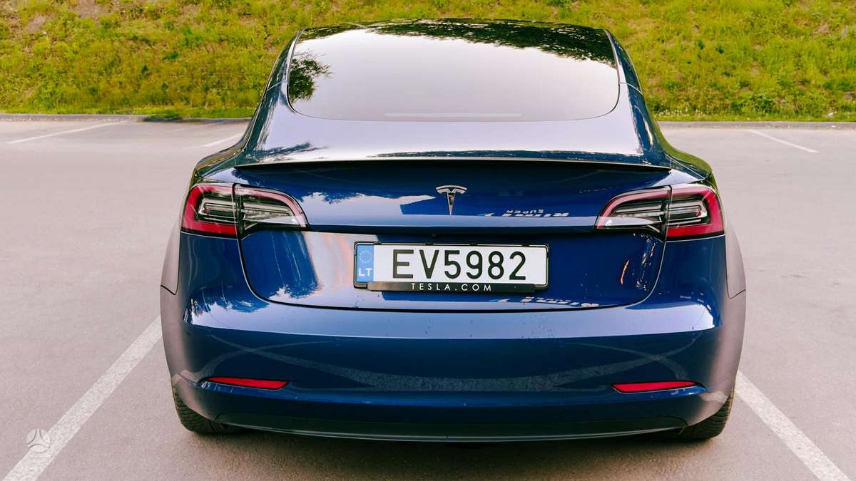 Tesla Model 3, Седан