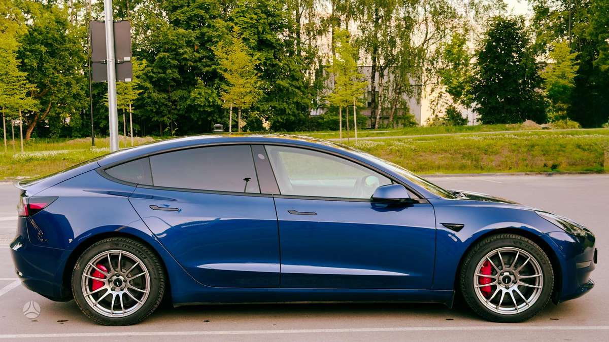 Tesla Model 3, Седан