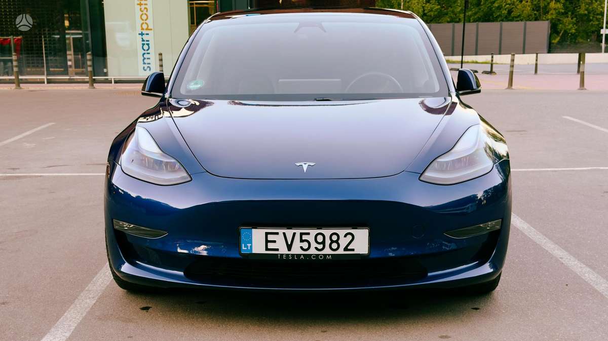 Tesla Model 3, Седан
