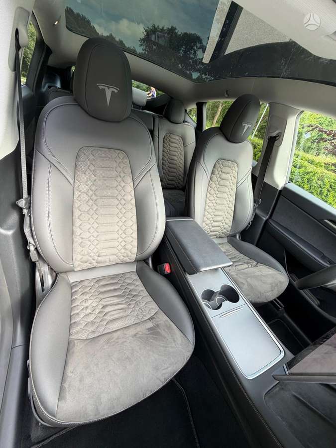 Tesla Model Y, hatchback