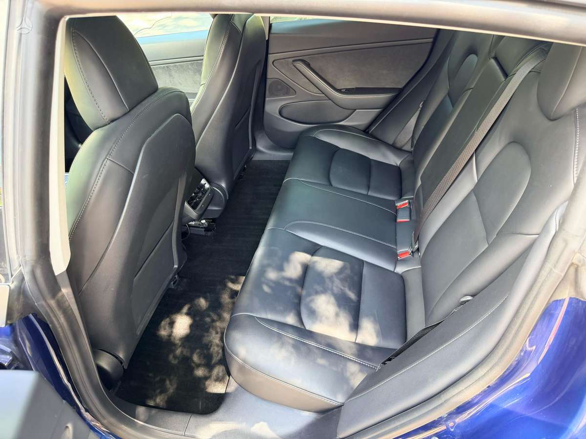 Tesla Model 3, sedanas