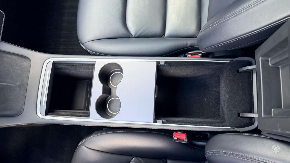 Tesla Model 3, Седан