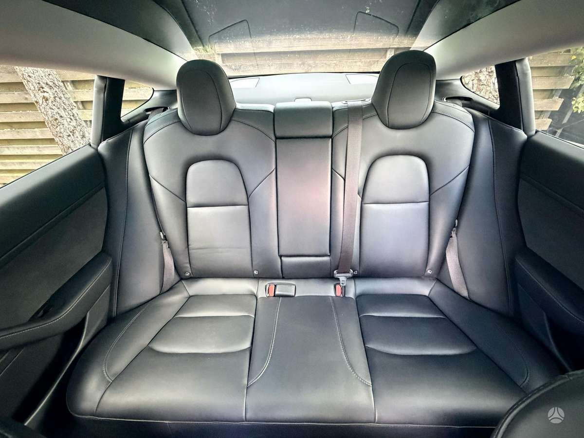 Tesla Model 3, sedanas