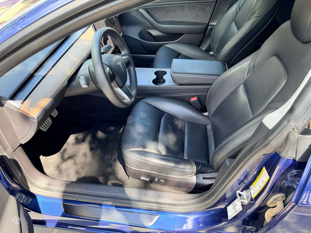 Tesla Model 3, Седан
