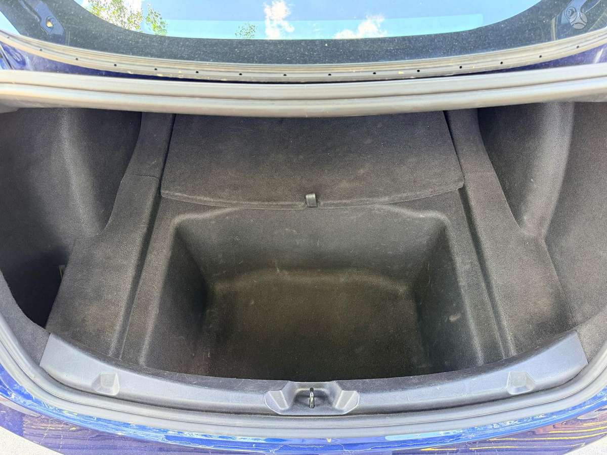 Tesla Model 3, Седан