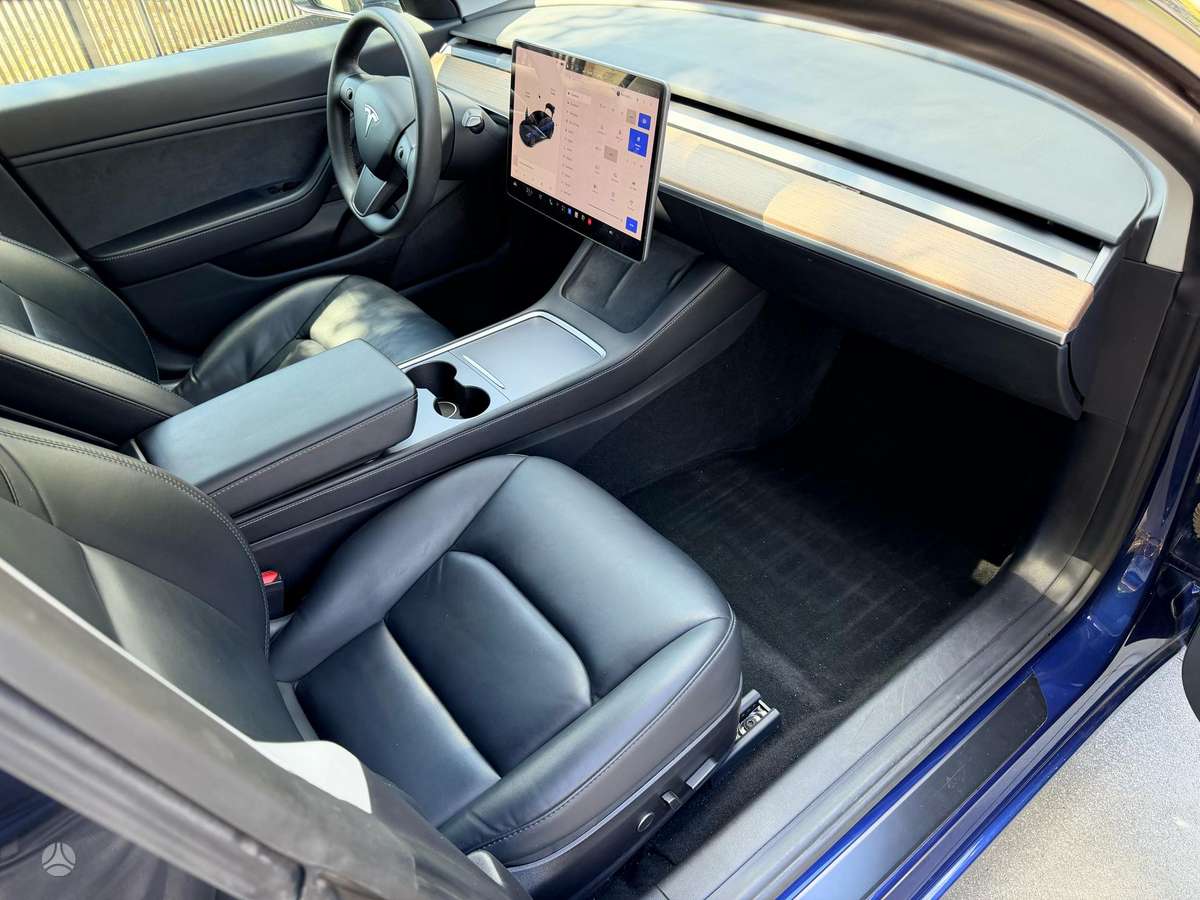 Tesla Model 3, sedanas
